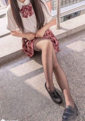 上课忘穿内裤被老师摸到高潮